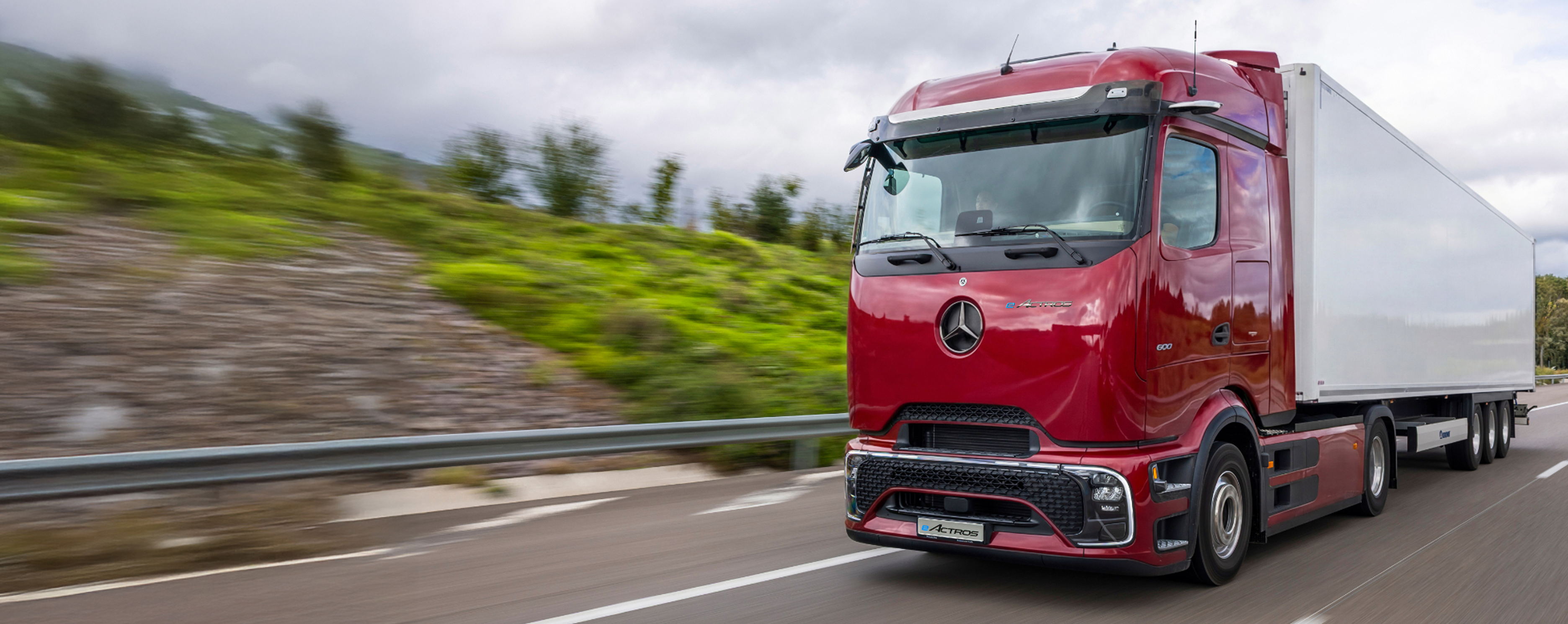 Mercedes-Benz eActros 600 met oplegger op de snelweg